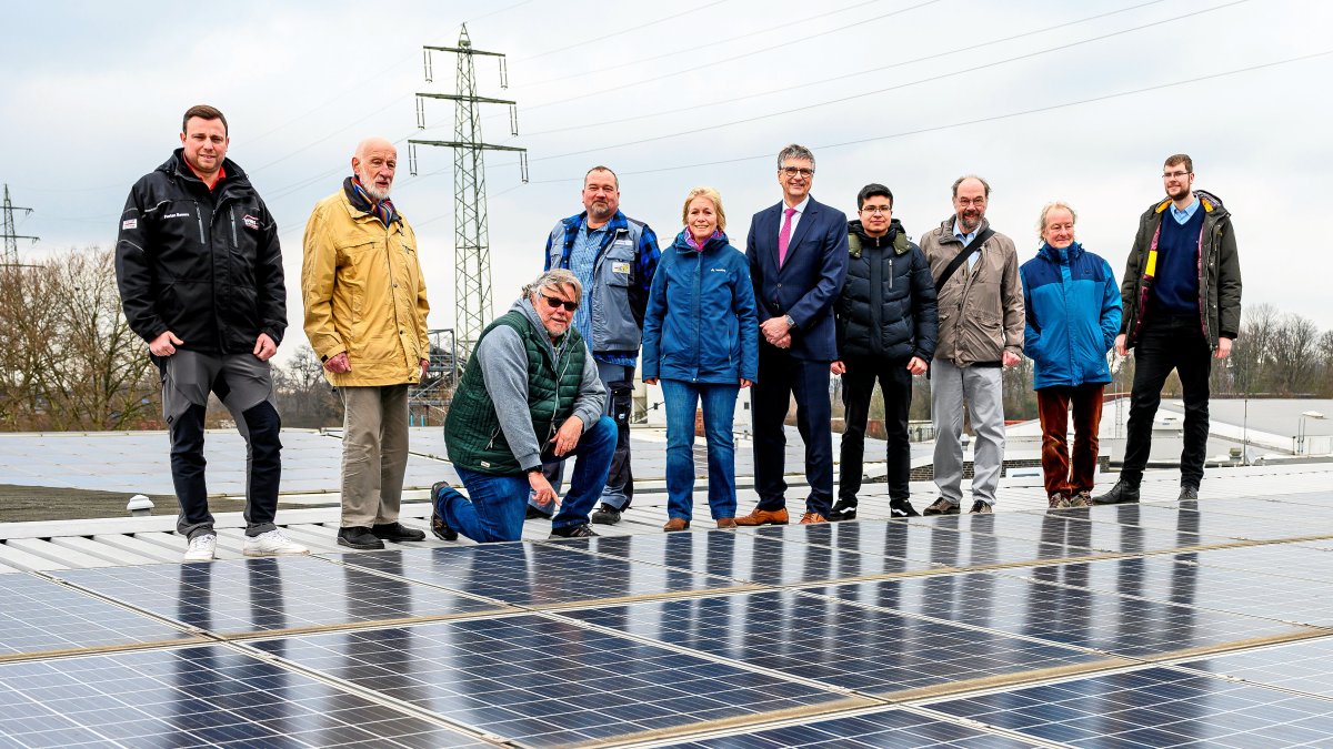 10 Personen auf dem Dach der Firma Essers, das mit Solarpanels belegt ist. Foto: Martin Müller / Funke Foto Services