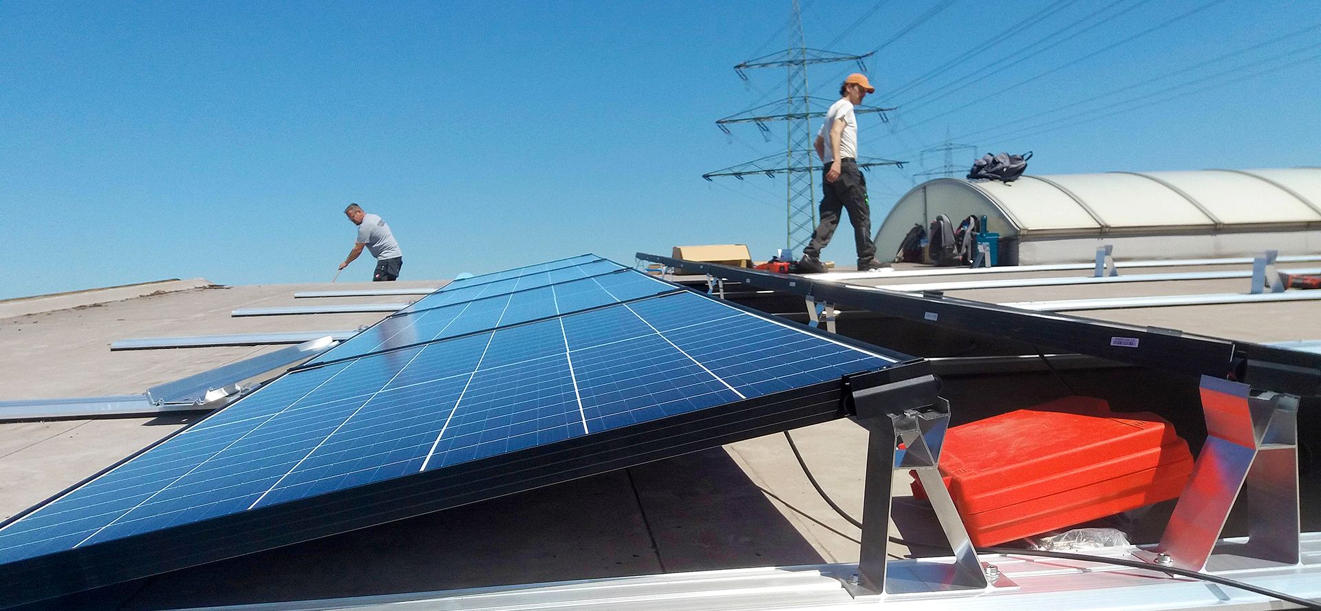 Zwei Monteure bei der Installation einer Photovoltaikanlage. Foto: BEG-RW
